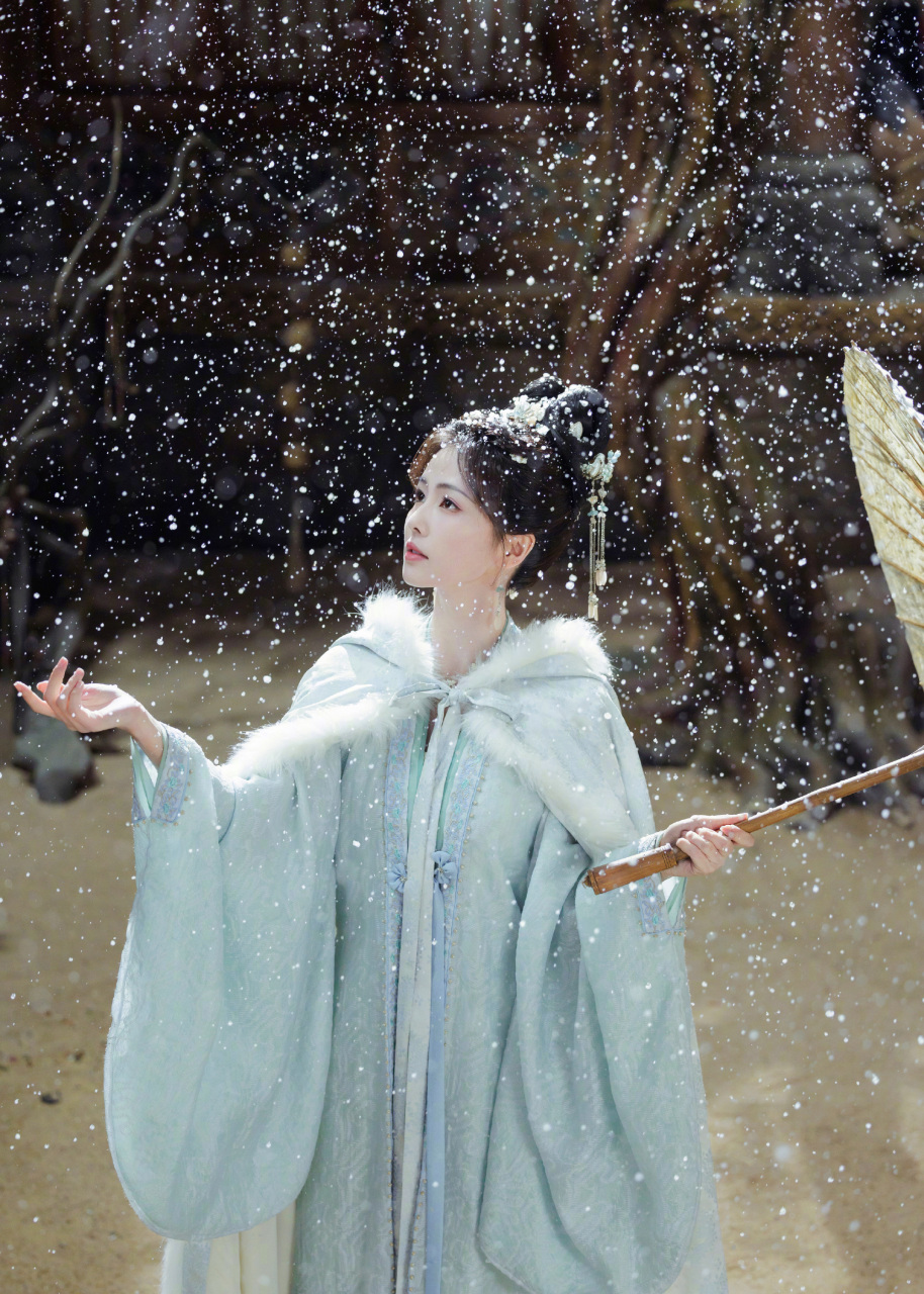 白鹿雪景撑伞,唯美古风大片,如同冬日的童话.