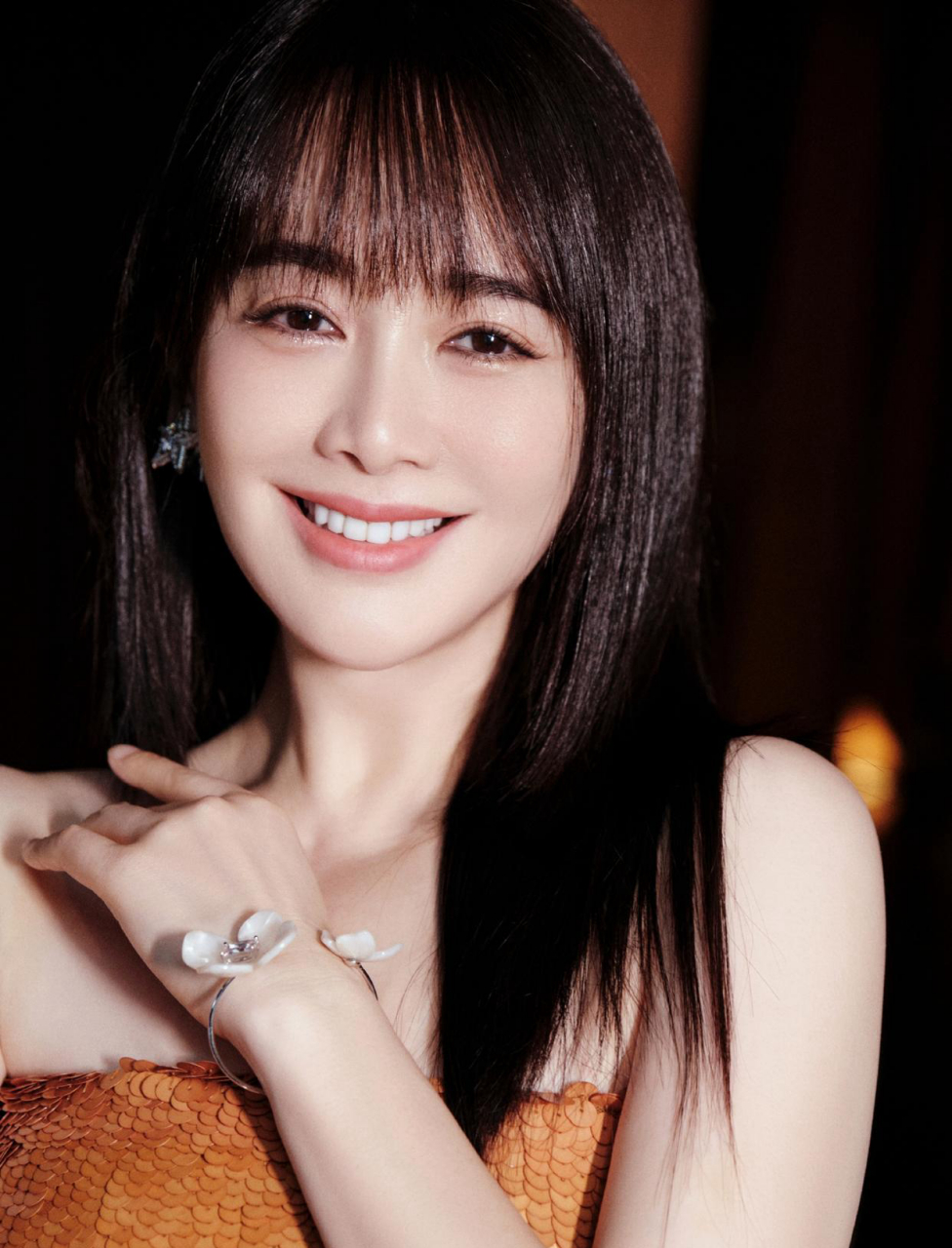 左小青,肌肤雪白丝滑,美胸半露坦荡荡,凹凸的身材曲线尽显,女神不老