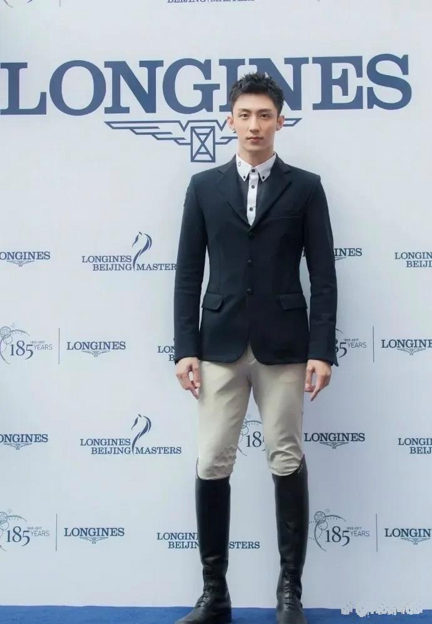 这套紧身骑马装,把黄景瑜的实力显露出来了!