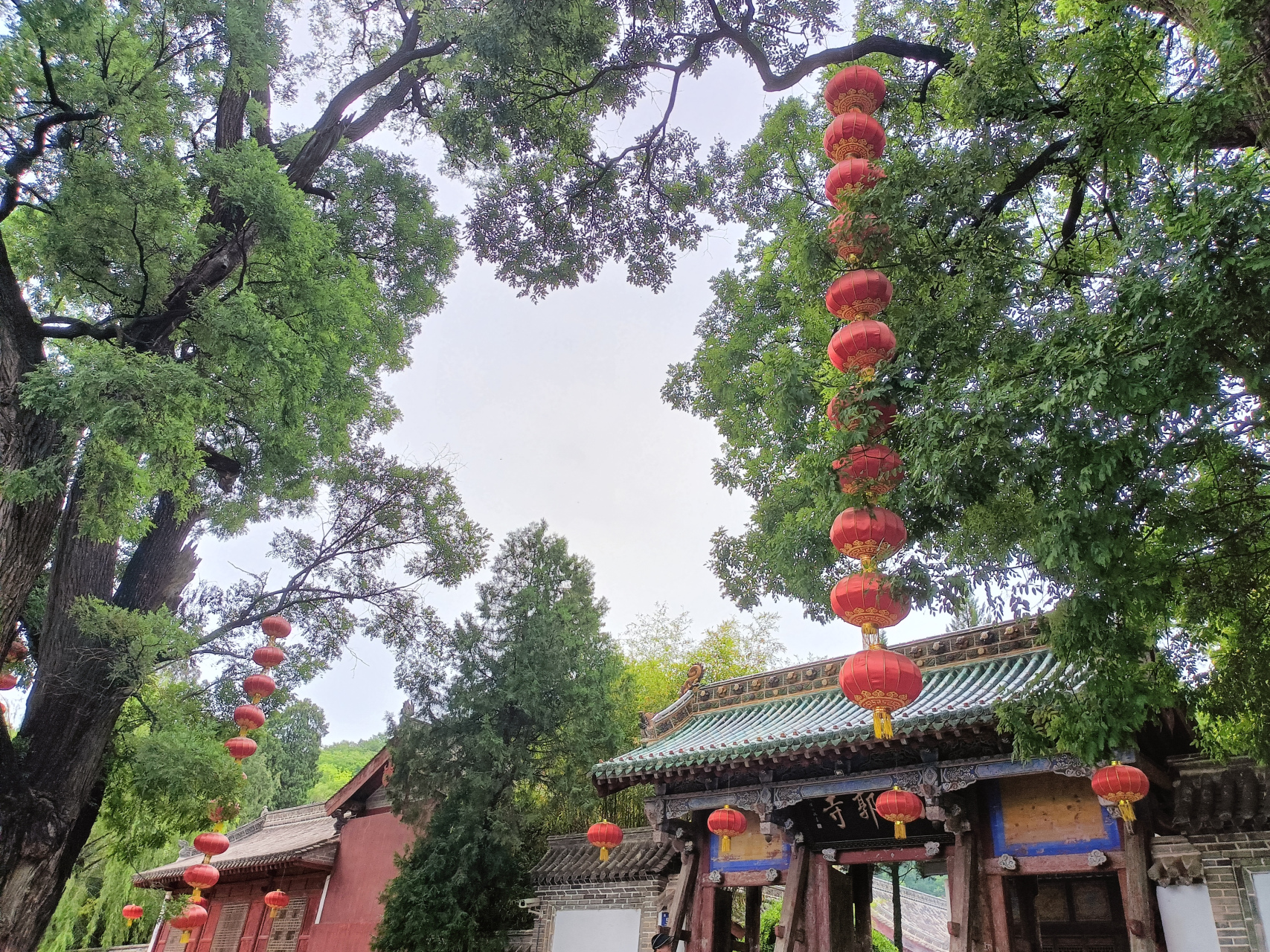 天水有一座古老的南郭寺.