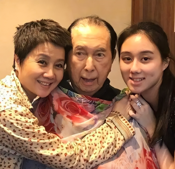 赌王四房何超欣办生日宴!穿短裙和好友亲亲,何猷君何猷亨倒香槟