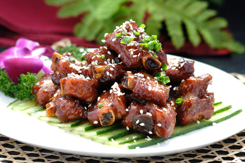 口感:色泽红亮,酸甜可口,肉质酥软,是上海家常菜中的经典.7.