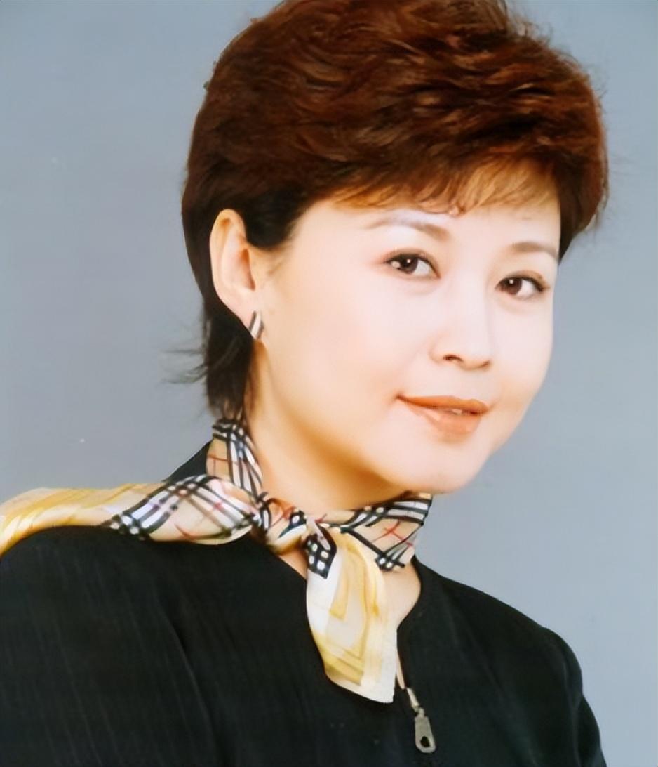 1991年,徐笑梅被调入央视工作,担任《新闻联播》的节目主持人,后又