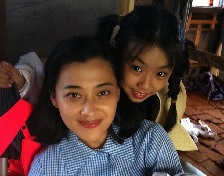 童年江亚宁(陈雅煕饰)张龄心的老公是北京电影学院的教授扈耀之,非常