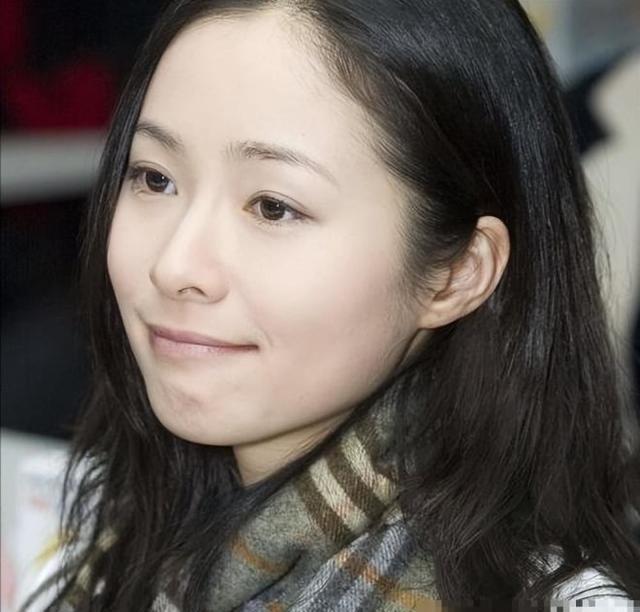 41岁江一燕现状曝光!定居云南小县城结婚生女,摊贩买菜变大妈