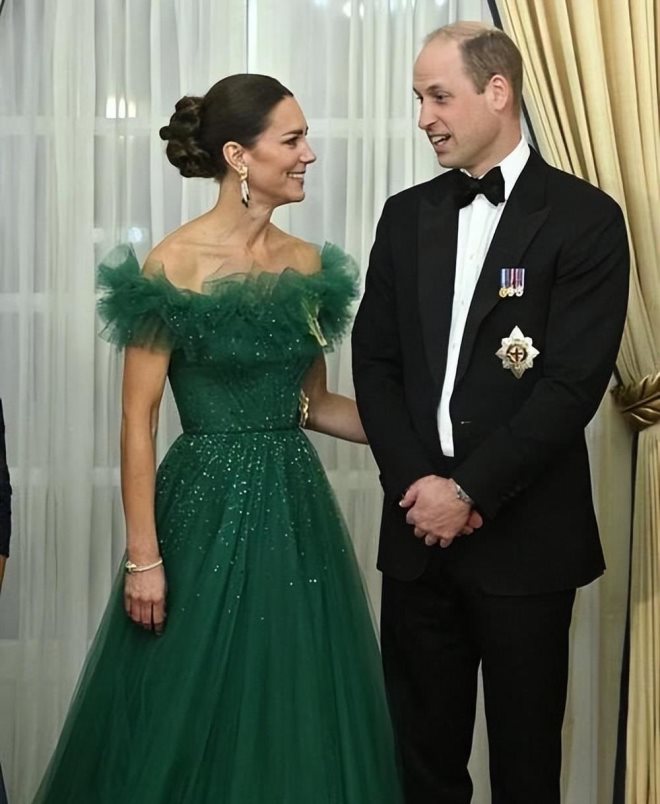 威廉凯特一家五口罕见同框,夫妻携手恩爱,小儿子活泼跟在后面