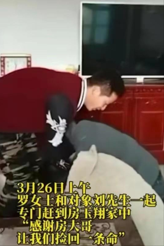 被救上案后,众人边"阿弥陀佛"地感叹万般庆幸,边脱下自己的衣服给他们
