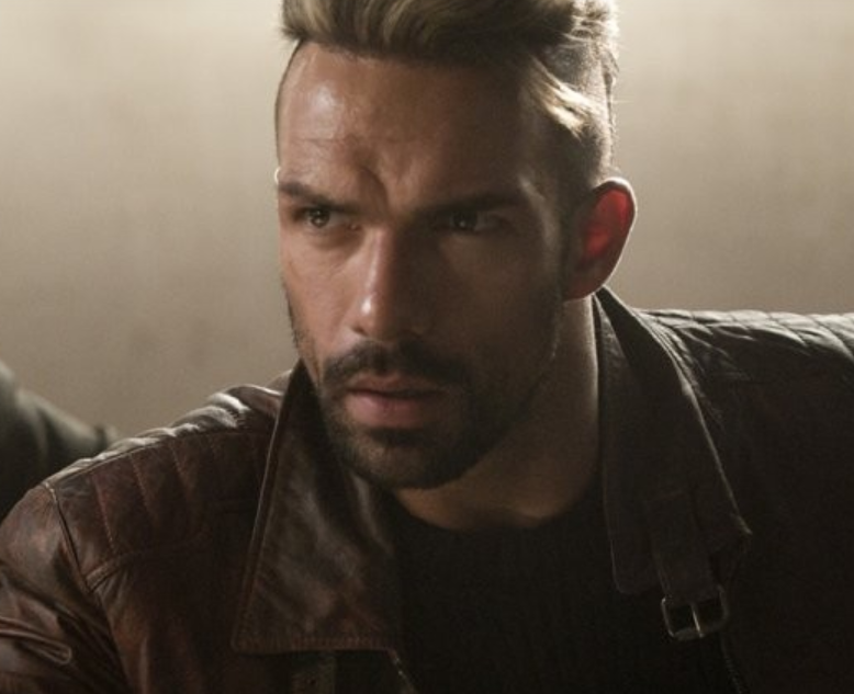 2010年在《叶问2》中戴伦出演了一个英国的反派拳王"龙卷风",给观众留