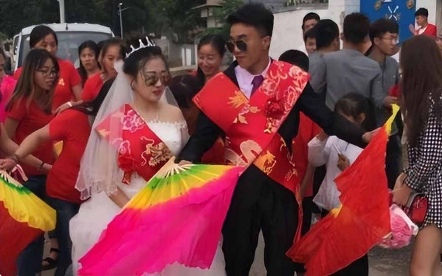 回顾夫妻狂生12胎才有儿子,11个姐姐凑32万助弟结婚,后来怎么样
