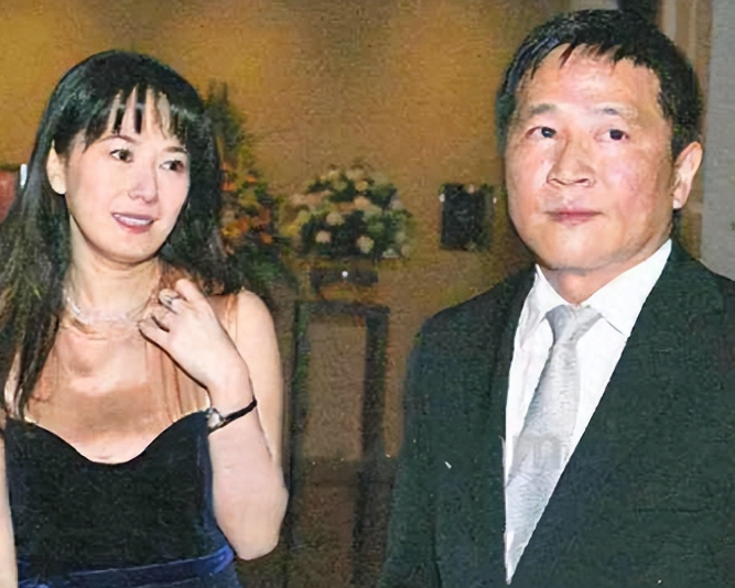 2009年戈伟如迎来了第二段婚姻,老公是富商李纪曾,婚礼很低调,只摆了