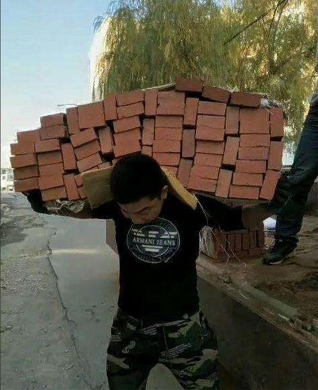 回顾8年过去,当年在工地上收到大学通知书的搬砖男孩,后来怎样