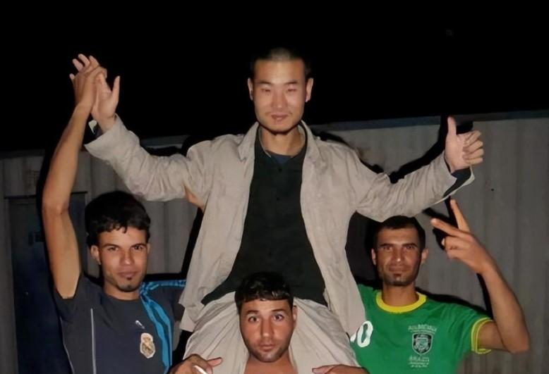为了引起大家不必要的误解和担忧,我们还是先看看当年的雇佣兵白晓保