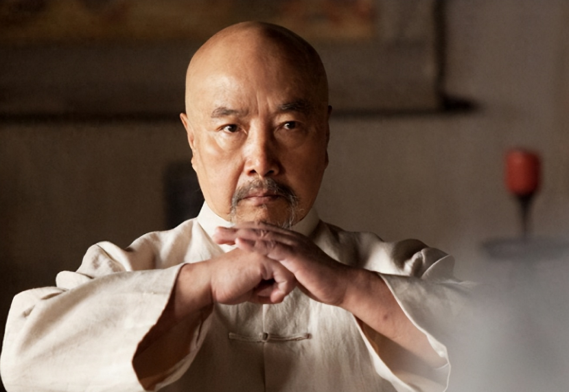 身盖党旗,双胞胎儿子于涛,于波跪拜亲朋好友,同于海合作过的明星吴京