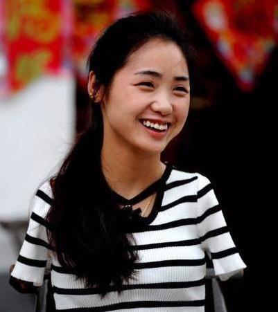 回顾无臂女孩杨佩:9岁失去双臂,曾卖过报纸,今逆袭成大老板