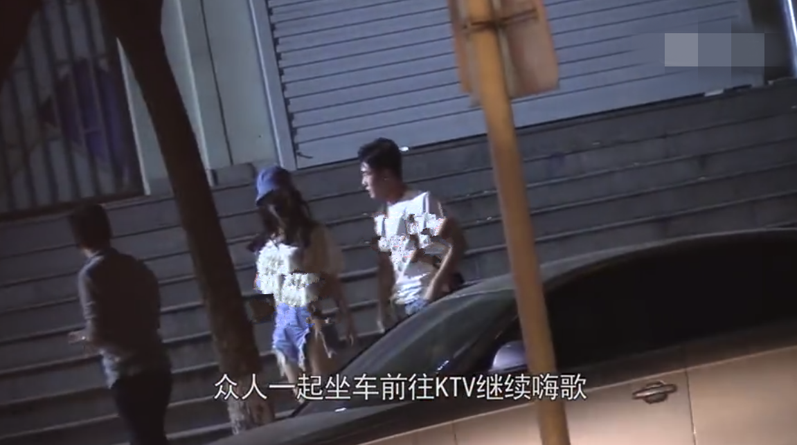 35岁娄艺潇与男友街头缠绵,撒娇搂抱小鸟依人,同宿一晚打车离开