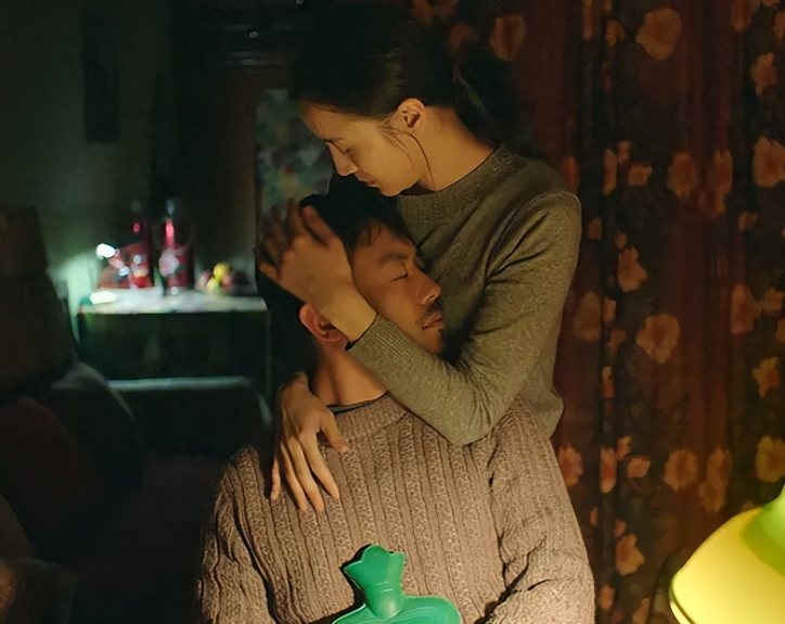 2021年由朱亚文和宋佳主演的电影《诗人》上映,俩人在电影中以一对
