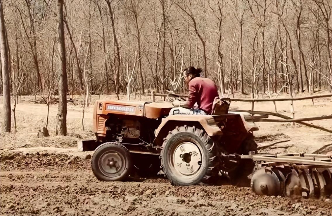 开拖拉机种地,农村体验生活,长发扎成辫子,皮肤黝黑,穿着朴素弓着背