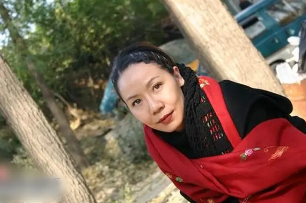 仆人(潘粤明饰)站在雷老虎身后的仆人,还很青涩,未真正踏入影视圈的