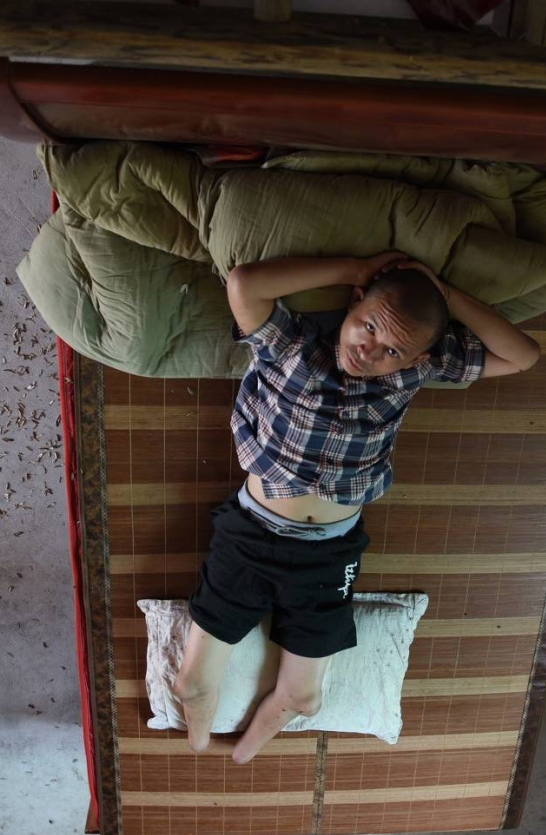 16年广州男子买菜时,偶遇双脚被截断的乞丐,竟是失踪12年的同学