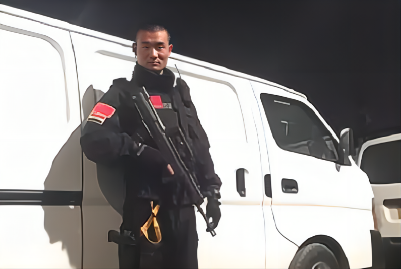 为了引起大家不必要的误解和担忧,我们还是先看看当年的雇佣兵白晓保