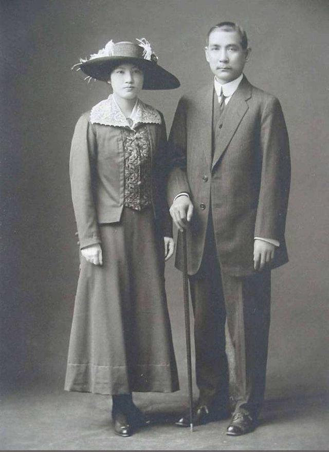 43年宋氏三姐妹的合影,别看她们坐在一起,其实有点貌合神离!