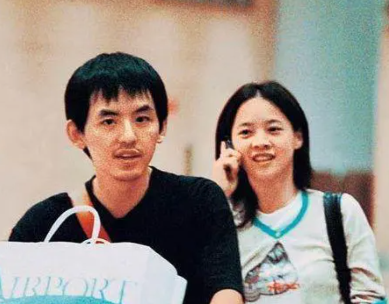 曾宝仪,林明谦罕见同框,两人相恋19年,男方长相老气被指像父亲