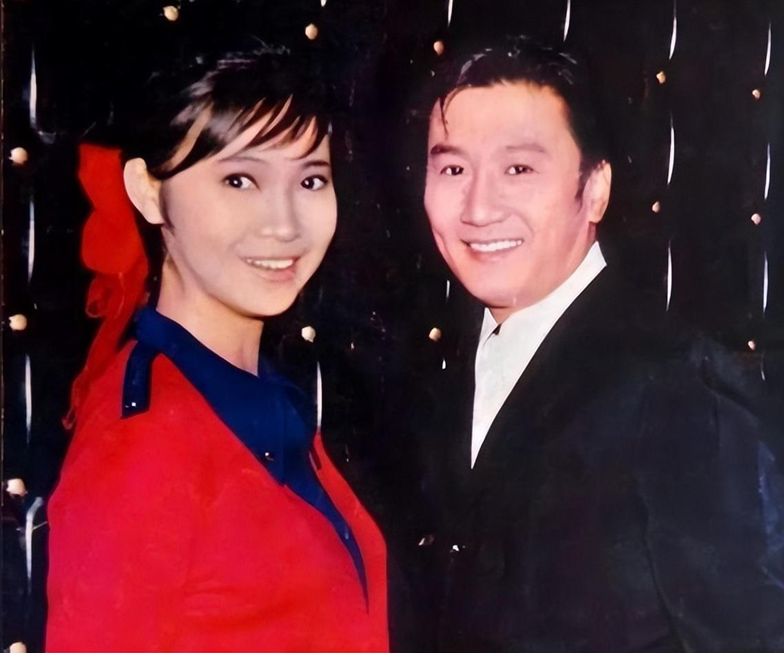 两段感情的失败让谢贤有了成家的打算,他遇到了初代的琼女郎甄珍,1974