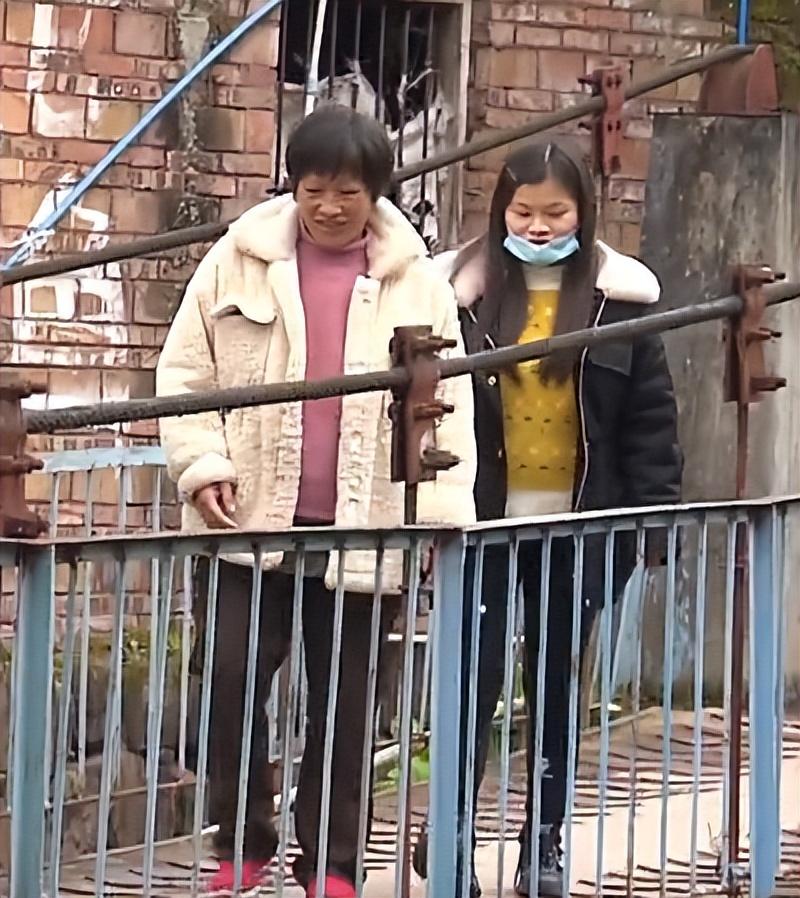 回顾51岁老汉因右眼失明一生未婚,20年一女子找上门:我是你女儿