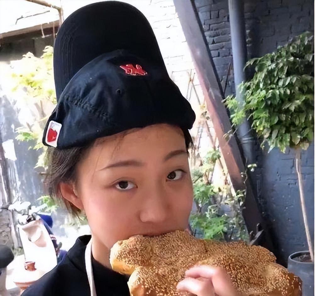 又一次,张小花给邵雨轩送汉堡,当时邵雨轩正和一位