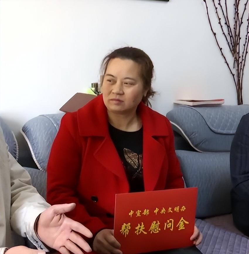 1999年雇主跑路,保姆没拿到工钱,却无私将两弃女培养成了大学生