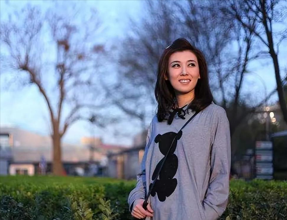 "央视女神"李红:被造谣嫁富豪,如今44岁单身,活出自己的精彩