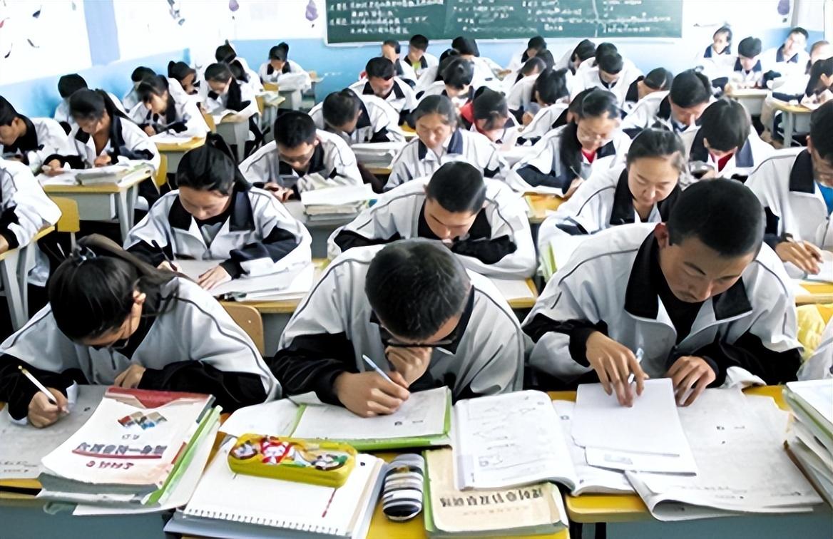 沈娟小学毕业后上了镇上的初中,每天早出晚归走好几里地去上学,中考的