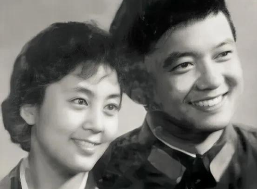 第一任妻子叫做杜小娟,是歌舞团的演员,1978年俩人结婚,婚后育有一女