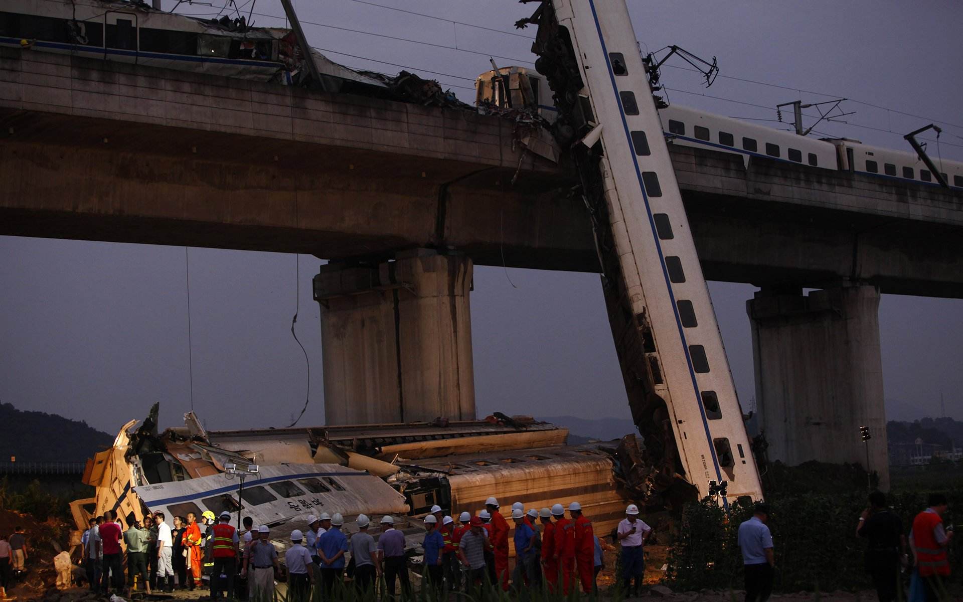 回顾10年前温州动车事故,失去父母的小伊伊获救,叔叔当亲女儿养