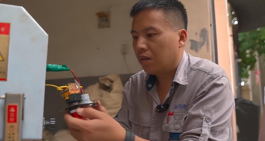 回顾:穷电工修电被千万网友围观:看他修电路,像看福尔摩斯探案