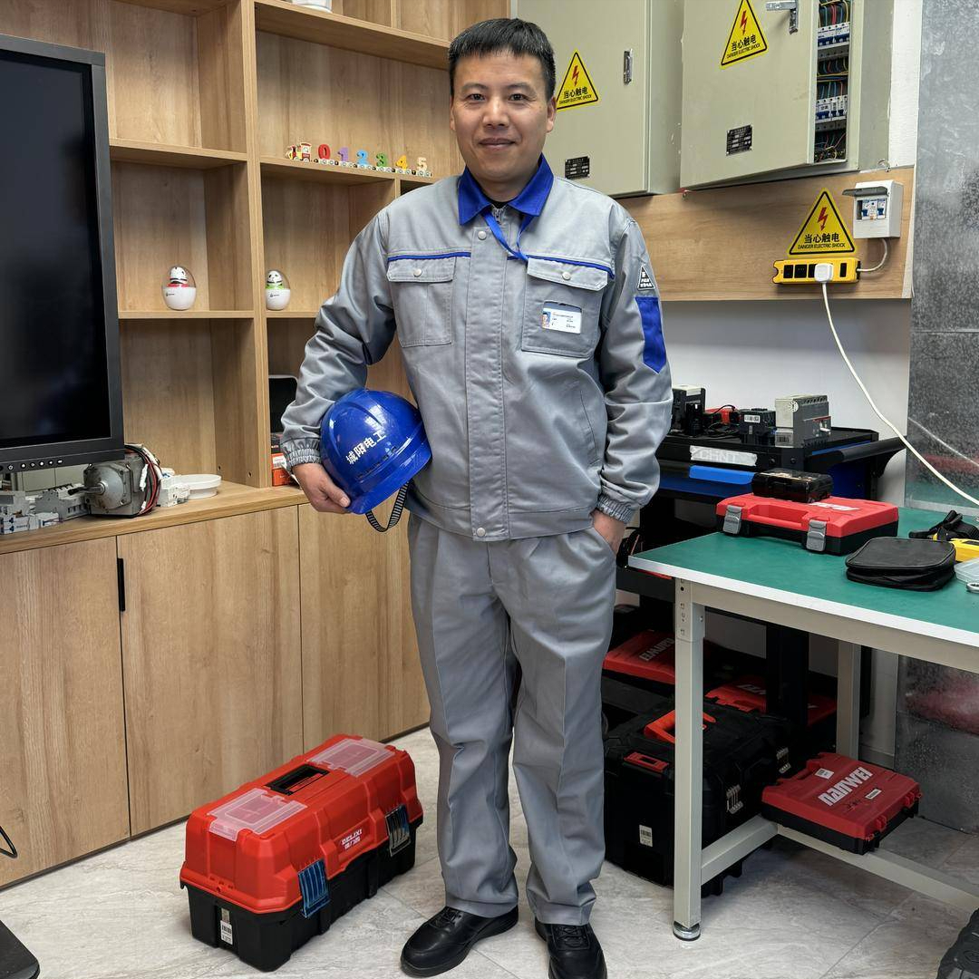 回顾:穷电工修电被千万网友围观:看他修电路,像看福尔摩斯探案