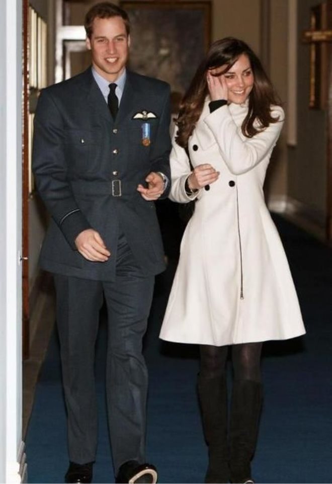 威廉凯特一家五口罕见同框,夫妻携手恩爱,小儿子活泼跟在后面