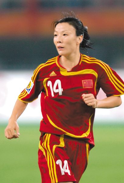 前女足国脚张欧影在美国去世:临终前,老公为其穿上7号球衣