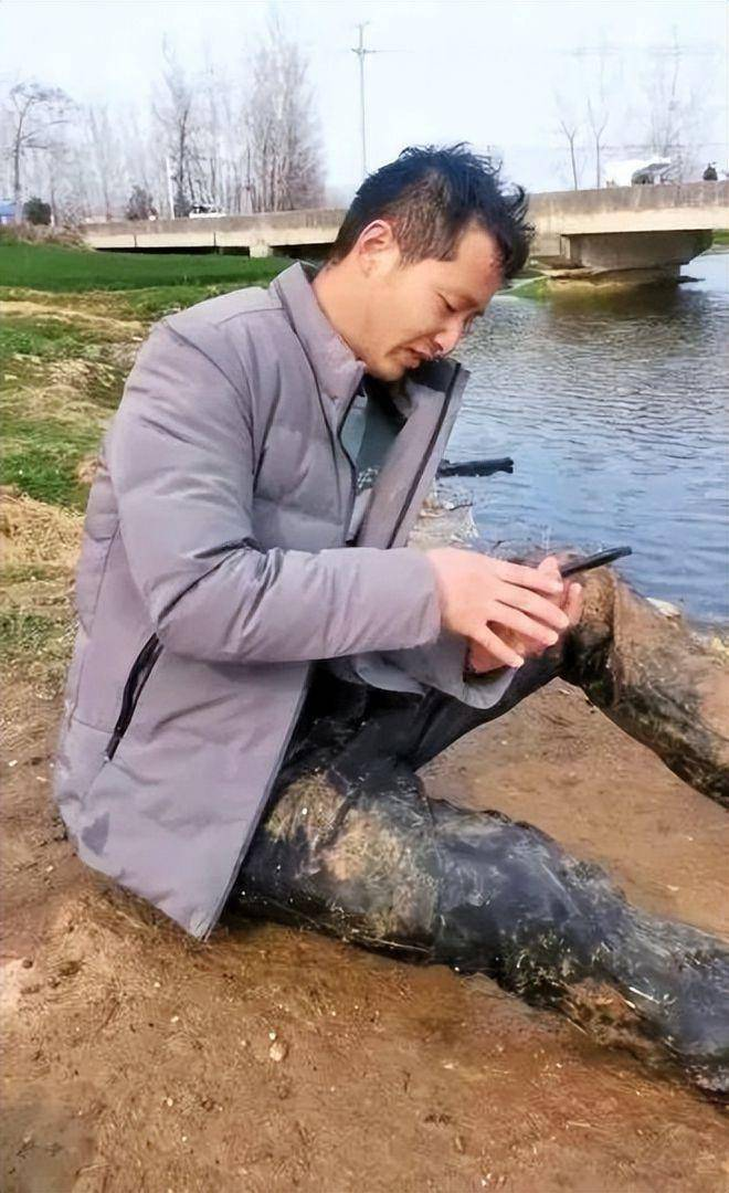 被救上案后,众人边"阿弥陀佛"地感叹万般庆幸,边脱下自己的衣服给他们
