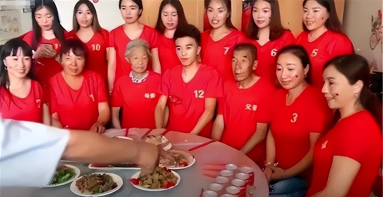 回顾夫妻狂生12胎才有儿子,11个姐姐凑32万助弟结婚,后来怎么样