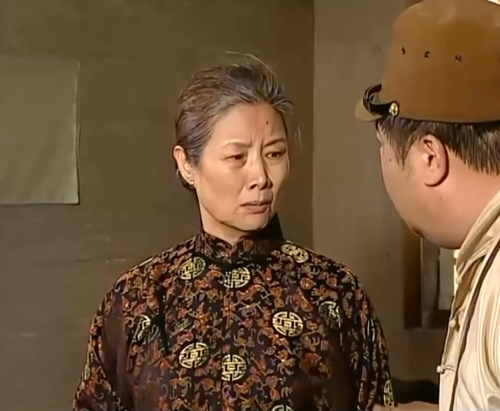 吕中,国家一级演员,1987年进入影视圈,1996年凭借《邓颖超和她的妈妈