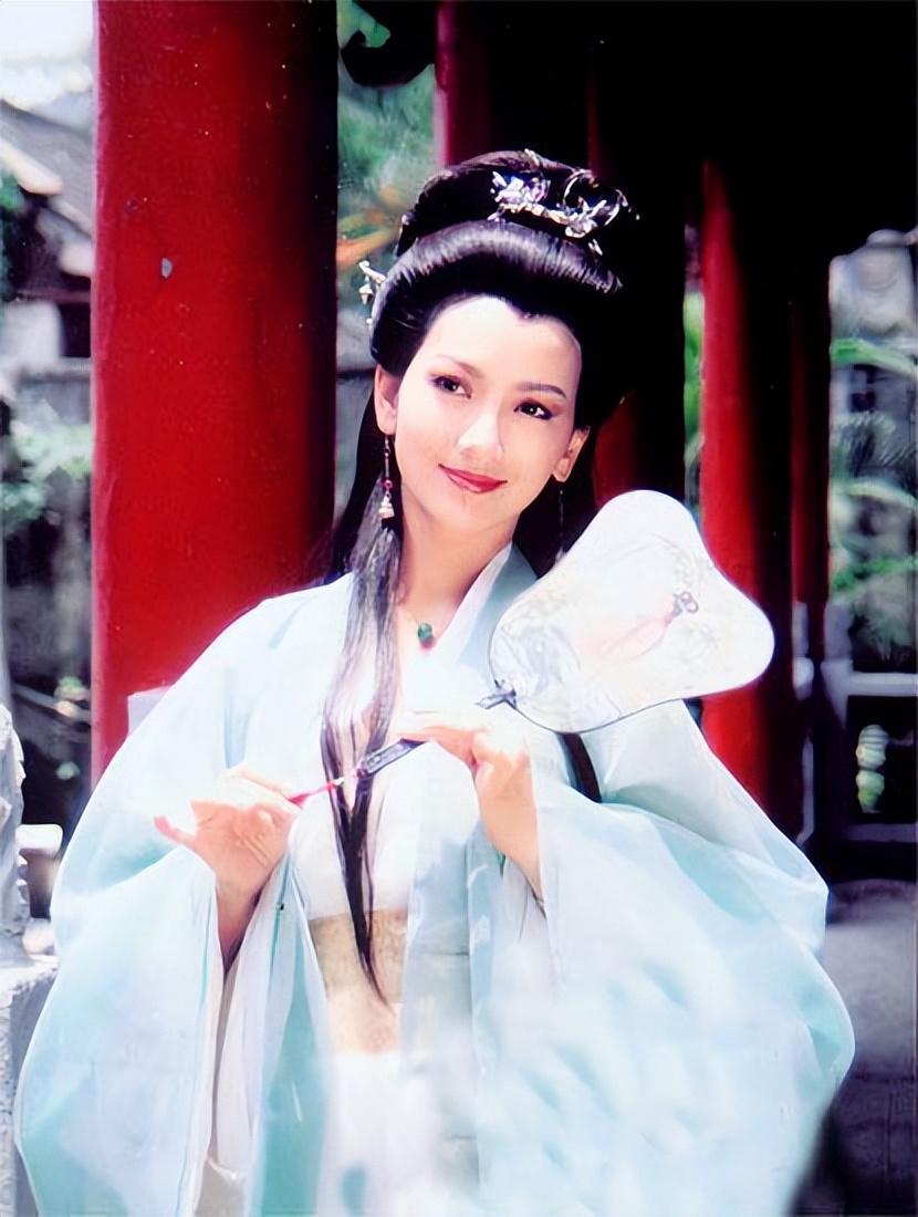 就比如林青霞曾在影片《真白蛇传》中演过,扮演过小青的陈美琪,曾在