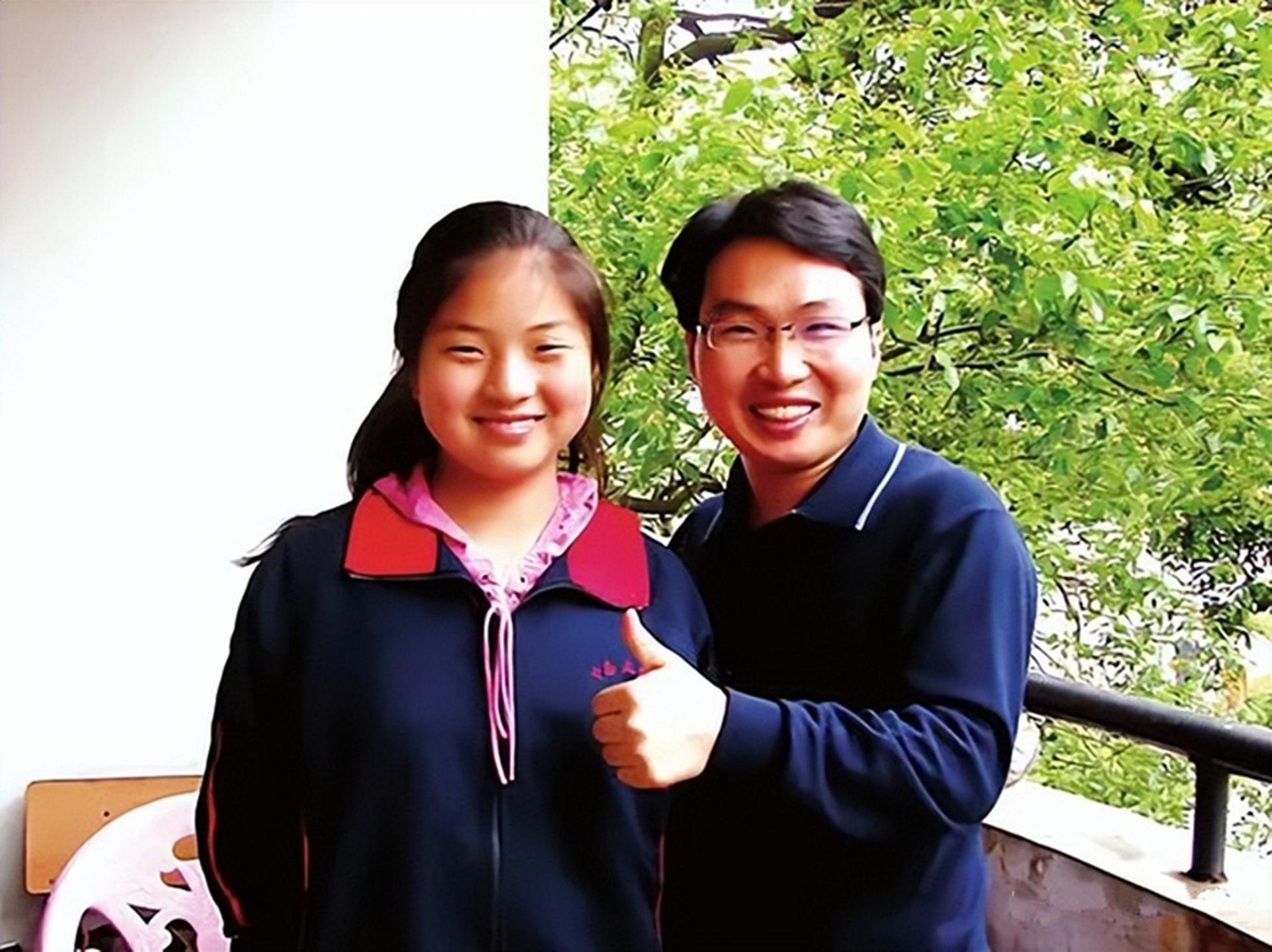 回顾洪战辉:被母亲抛弃后,靠捡垃圾凑学费,把弃婴妹妹养大