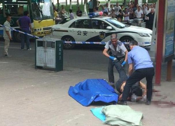 19年广州一女子当街砍死一家三口,死者生前惊呼:竟然是你!