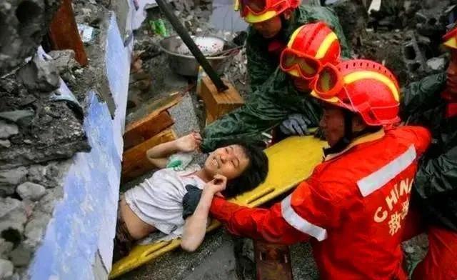 回顾汶川地震中,她为救丈夫截掉双腿,却被丈夫抛弃,如今怎样了