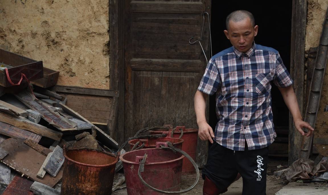 16年广州男子买菜时,偶遇双脚被截断的乞丐,竟是失踪12年的同学