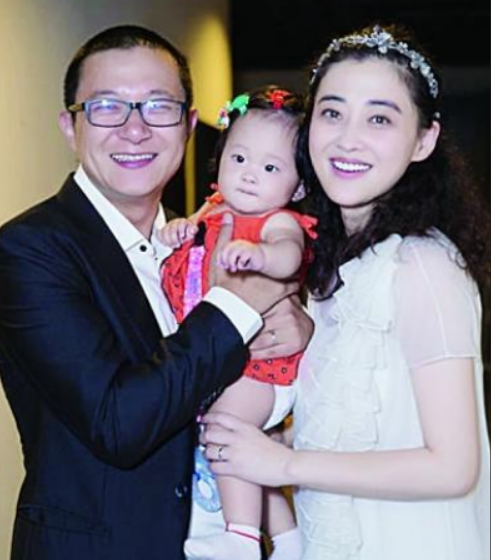 并在香港闪婚,婚后有一儿一女,结婚后梅婷被老公宠成了手心中的宝,家