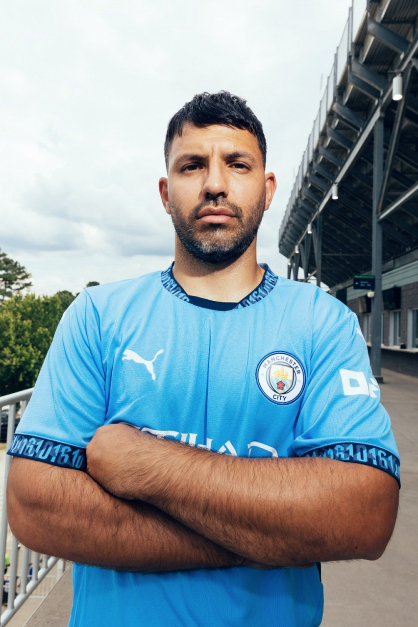 曼城官方晒新赛季主场球衣,阿圭罗担当模特.