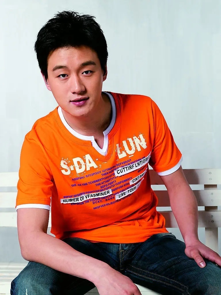 佟大为是夏人诶,牡丹哥穿全白脸色看起来更干净,还显得更年轻