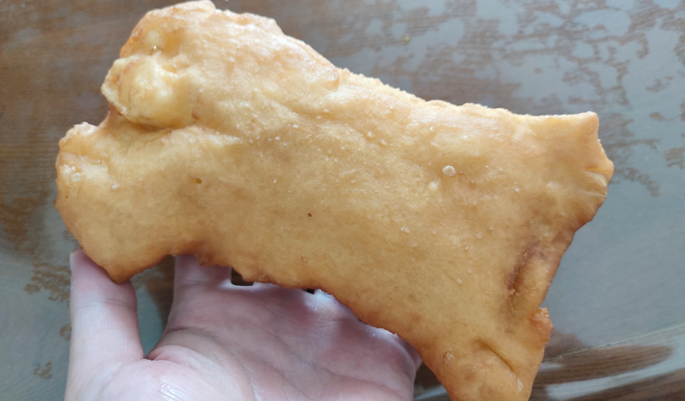 鸡蛋与油条一起炸,形状像小布袋,所以叫气布袋.